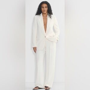 Aritzia Effortless Pants Curve-Fit Pants Crepette Women’s Size 4 Brand New